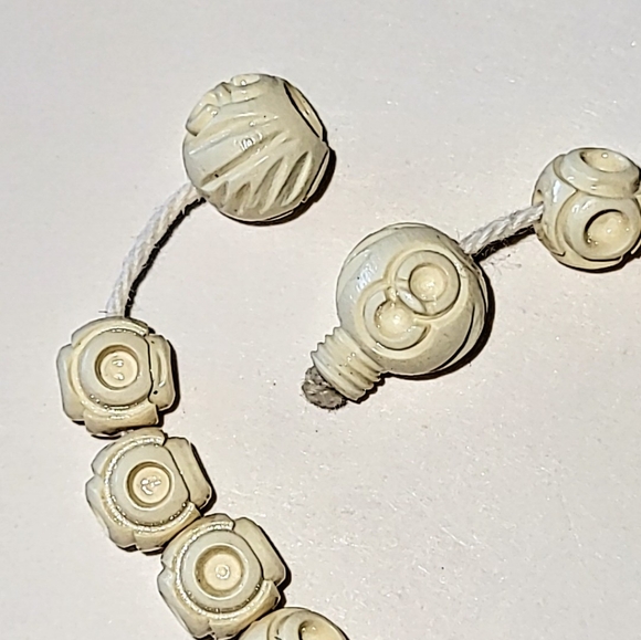EARLY PLASTIC CARVED BEAD NECKLACE - BARREL CLASP - IVORY COLOR - Picture 5 of 8